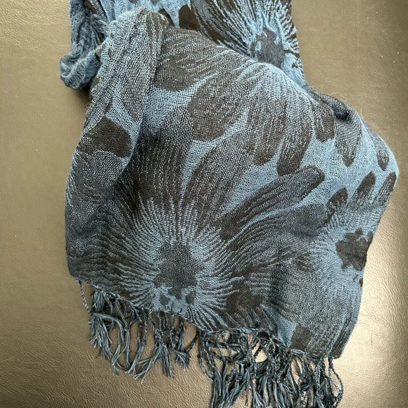 Old Navy Blue and Black Patterned Scarf - Picture 3 of 3